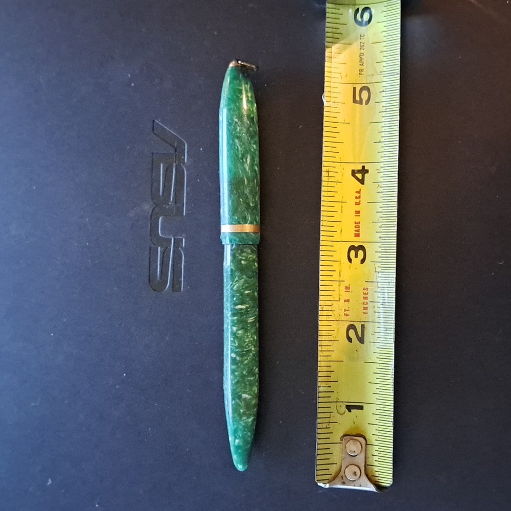 Vintage green with yellow veining fountain pen